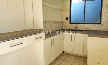 Leon Propiedades arrienda casa en Sector Alhué, Curacaví.
