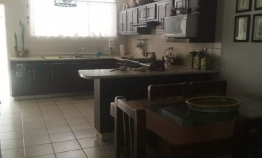 Oportunidad en Jardines del Bosque: Casa con Amplia Distribución y Ubicación Privilegiada