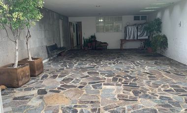 Oportunidad en Jardines del Bosque: Casa con Amplia Distribución y Ubicación Privilegiada