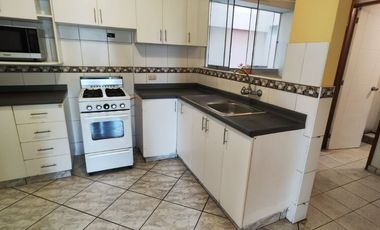 ¡Alquila Este Amplio Departamento En Santiago De Surco Limite Con Barranco Y Miraflores! 🌟 Súper Céntrico, Ideal Para Vivir Con Comodidad, Estilo Y C