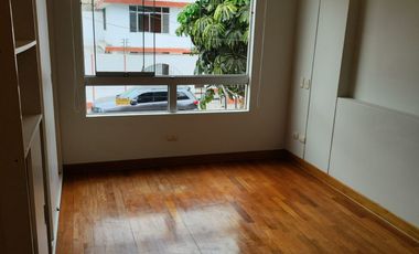 ¡Alquila Este Amplio Departamento En Santiago De Surco Limite Con Barranco Y Miraflores! 🌟 Súper Céntrico, Ideal Para Vivir Con Comodidad, Estilo Y C