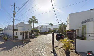 Casa en condominio ubicada en colonia Paseo de la Ribera, Puerto Vallarta Jalisco, con 3 recamaras y 114m2. Muy Cerca del Walmart Macroplaza Vallarta.