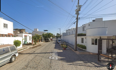 Casa en condominio ubicada en colonia Paseo de la Ribera, Puerto Vallarta Jalisco, con 3 recamaras y 114m2. Muy Cerca del Walmart Macroplaza Vallarta.