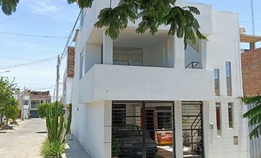 OPORTUNIDAD...!  CASA DE 3 PISOS EN URNANIZACION LAS PALMERAS