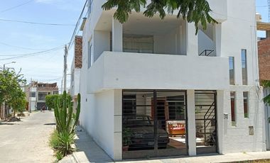 OPORTUNIDAD...!  CASA DE 3 PISOS EN URNANIZACION LAS PALMERAS