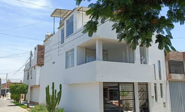 OPORTUNIDAD...!  CASA DE 3 PISOS EN URNANIZACION LAS PALMERAS