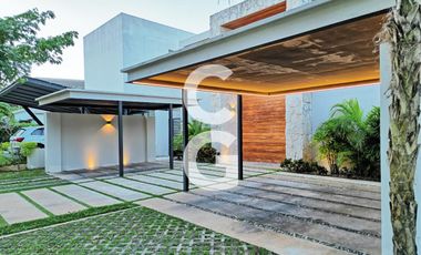 Casa en venta en Cancún en Residencial Lagos del sol a Pie de Lago con Alberca