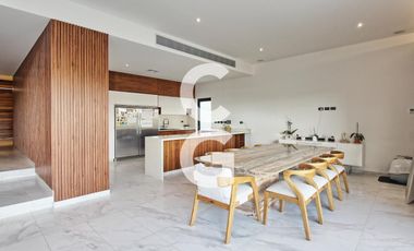 Casa en venta en Cancún en Residencial Lagos del sol a Pie de Lago con Alberca