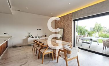 Casa en venta en Cancún en Residencial Lagos del sol a Pie de Lago con Alberca