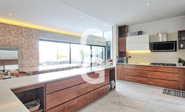 Casa en venta en Cancún en Residencial Lagos del sol a Pie de Lago con Alberca