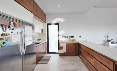 Casa en venta en Cancún en Residencial Lagos del sol a Pie de Lago con Alberca