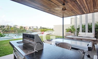 Casa en venta en Cancún en Residencial Lagos del sol a Pie de Lago con Alberca