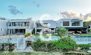 Casa en venta en Cancún en Residencial Lagos del sol a Pie de Lago con Alberca