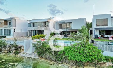 Casa en venta en Cancún en Residencial Lagos del sol a Pie de Lago con Alberca
