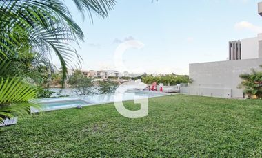 Casa en venta en Cancún en Residencial Lagos del sol a Pie de Lago con Alberca