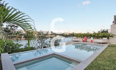 Casa en venta en Cancún en Residencial Lagos del sol a Pie de Lago con Alberca