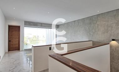 Casa en venta en Cancún en Residencial Lagos del sol a Pie de Lago con Alberca