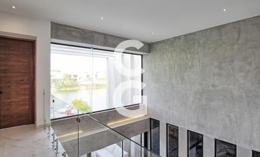 Casa en venta en Cancún en Residencial Lagos del sol a Pie de Lago con Alberca