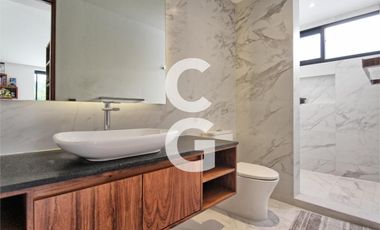 Casa en venta en Cancún en Residencial Lagos del sol a Pie de Lago con Alberca