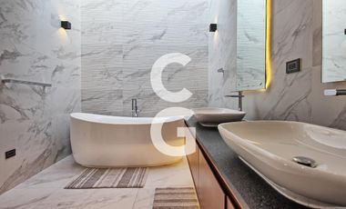 Casa en venta en Cancún en Residencial Lagos del sol a Pie de Lago con Alberca