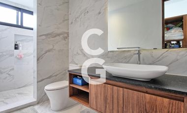 Casa en venta en Cancún en Residencial Lagos del sol a Pie de Lago con Alberca