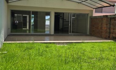 RENTO CASA DE 3 RECAMARAS JARDIN Y CUARTO DE SERVICIO EN GRAN JARDIN