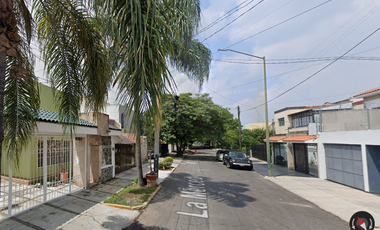 Casa ubicada en colonia Chapalita Guadalajara, Jalisco. Con 3 recamaras y 210m2. Entre Av. Chapalita y Calzada lázaro Cárdenas, A unos minutos del Mer