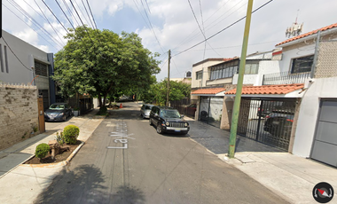 Casa ubicada en colonia Chapalita Guadalajara, Jalisco. Con 3 recamaras y 210m2. Entre Av. Chapalita y Calzada lázaro Cárdenas, A unos minutos del Mer