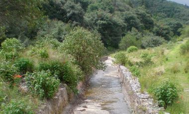 Terreno de 11 Hectáreas a Pie de Carretera Pachuca - Huejutla, cuenta con permiso de uso turístico y piscícola.