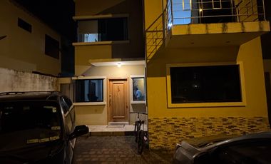 Se vende casa de 5 dormitorios en Urb. Ciudad celeste de la vía Samborondón.