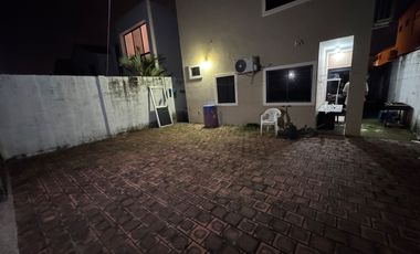 Se vende casa de 5 dormitorios en Urb. Ciudad celeste de la vía Samborondón.