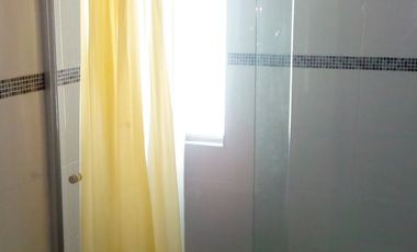 Recámara amueblada con baño, cerca del I.T.E.S.O.