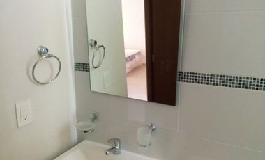Recámara amueblada con baño, cerca del I.T.E.S.O.