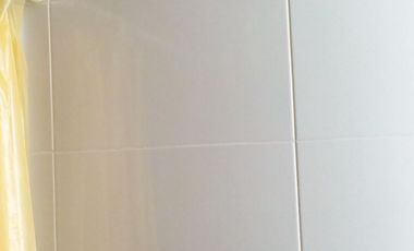 Recámara amueblada con baño, cerca del I.T.E.S.O.