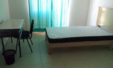 Recámara amueblada con baño, cerca del I.T.E.S.O.