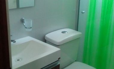 Recámara amueblada con baño, cerca del I.T.E.S.O.