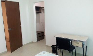 Recámara amueblada con baño, cerca del I.T.E.S.O.