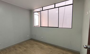 ¡Venta De Amplio Departamento Remodelado En Comas En 3Er Piso !
