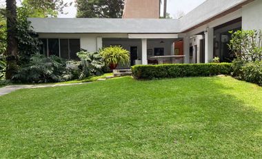VENDO MAGNÍFICA CASA EN JARDINES DE CUERNAVACA (ZONA DORADA), UN NIVEL, SEGURIDAD