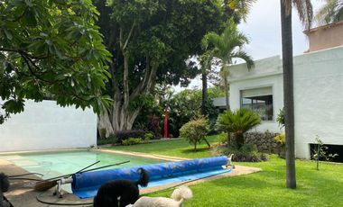 VENDO MAGNÍFICA CASA EN JARDINES DE CUERNAVACA (ZONA DORADA), UN NIVEL, SEGURIDAD