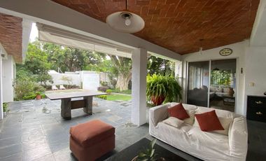 VENDO MAGNÍFICA CASA EN JARDINES DE CUERNAVACA (ZONA DORADA), UN NIVEL, SEGURIDAD