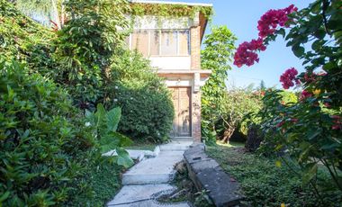 VENDO MAGNÍFICA CASA EN JARDINES DE CUERNAVACA (ZONA DORADA), UN NIVEL, SEGURIDAD