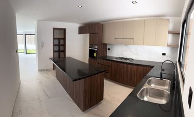 RENTA DE CASA NUEVA EN LOMAS DE ANGELÓPOLIS 2, PUEBLA