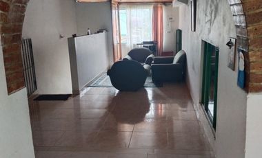 Casa con 3 apartamentos independientes