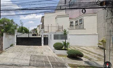 Casa ubicada en colonia Colomos Providencia Guadalajara Jalisco. Con 4 recamaras y 215m2. Muy cerca de Plaza Patria.