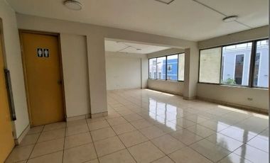 - ¡OFICINA EN VENTA EN EL CORAZÓN DE BARRANCO! ¡Ubicación Privilegiada y Acceso Fácil!
