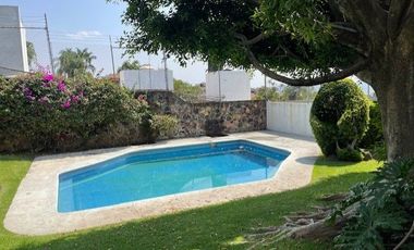 CASA EN FRACCIONAMIENTO EN UN NIVEL, 3 RECAMARAS Y BUNGALOW EN CUERNAVACA, MORELOS.