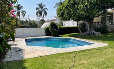 CASA EN FRACCIONAMIENTO EN UN NIVEL, 3 RECAMARAS Y BUNGALOW EN CUERNAVACA, MORELOS.