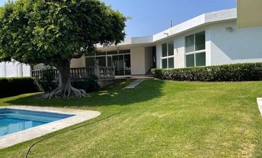 CASA EN FRACCIONAMIENTO EN UN NIVEL, 3 RECAMARAS Y BUNGALOW EN CUERNAVACA, MORELOS.