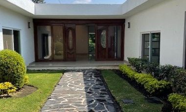CASA EN FRACCIONAMIENTO EN UN NIVEL, 3 RECAMARAS Y BUNGALOW EN CUERNAVACA, MORELOS.